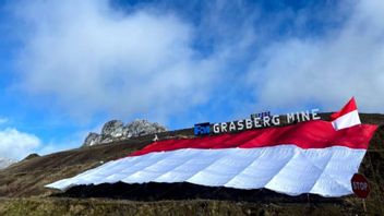 PT フリーポート インドネシアが最大の赤と白の旗を広げてギネス世界記録を破る
