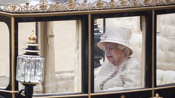الملكة إليزابيث الثانية تحضر حفل تعميد حفيديها، بعد اجتماعها مع رئيس أركان الدفاع في المملكة المتحدة