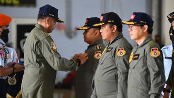 KSAD Jenderal Dudung Terima Wing Kehormatan Penerbang Kelas I dari TNI AU