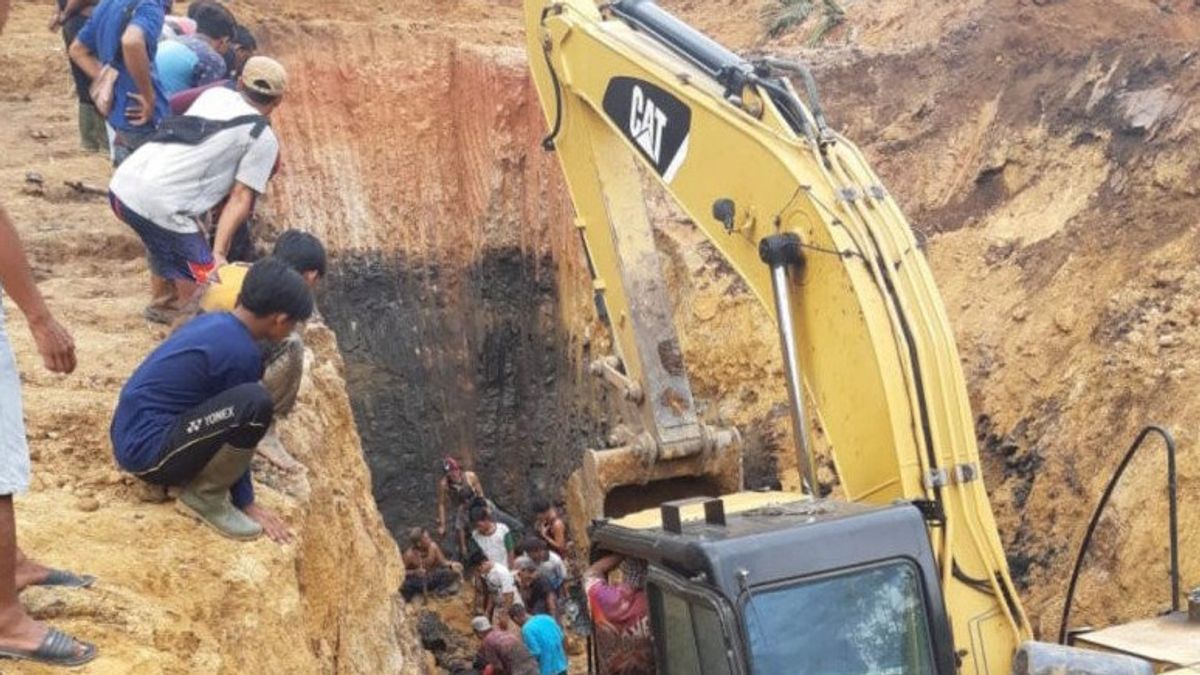 地すべり ムアラ エニムの鉱山労働者11人が死亡