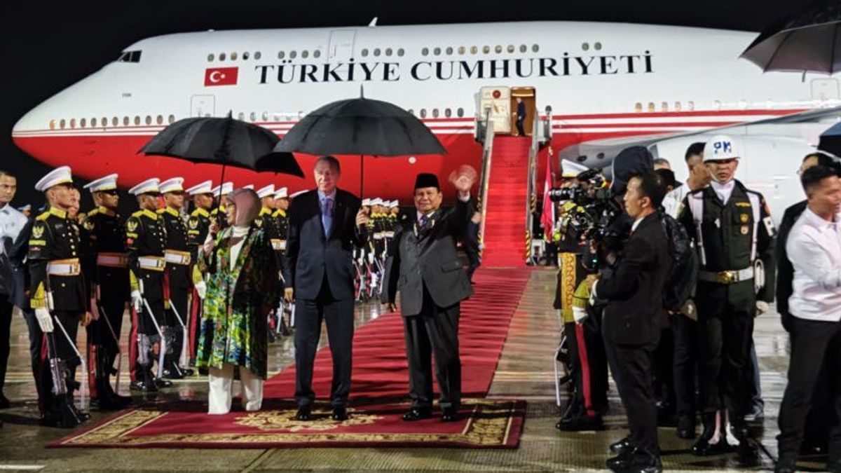 Hujan, Prabowo dan Presiden Erdogan Berbagi Payung di Halim 