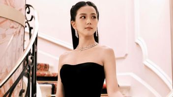 Portrait de Jisoo Blackpink portant une robe noire et un bijou d'une valeur de 11 milliards de roupies