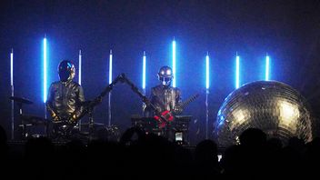 Daft Funk Live、ジャカルタの雨の中での没入型ビジュアルコンサートのギャラ