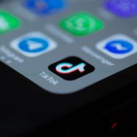 Viral Remaja Perempuan Main TikTok di Pinggir Jalan Motornya Dilibas Kendaraan Lain, Pelajaran Buat TikTokers
