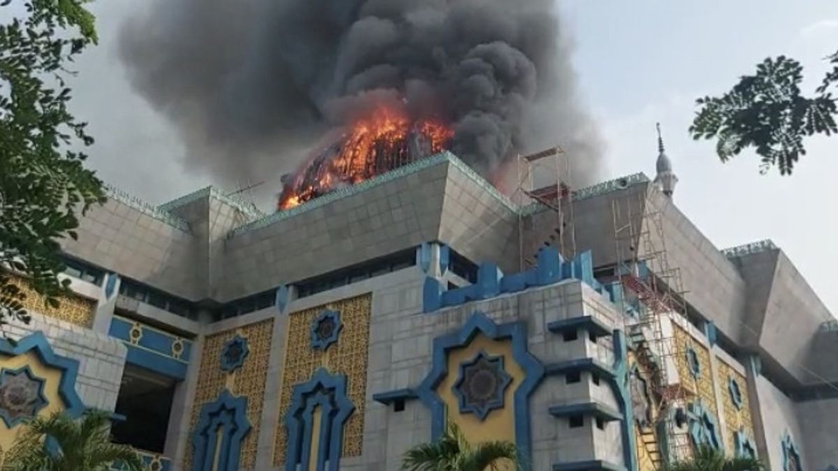 The Jakarta Islamic Center Mosque Fire Occurs When Building Workers Make Aspal Fall