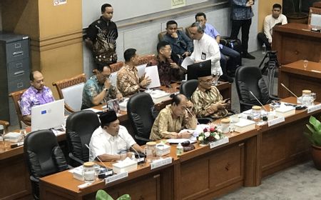 Legislator Gerindra: Ironis, Menteri Agama Tak Dapat Pesawat Kembali ke Indonesia