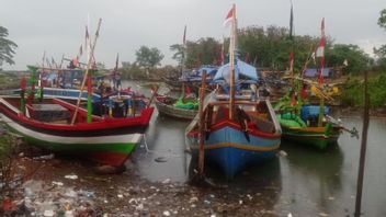 Sous la couche d’une vague jusqu’à 4 mètres de haut, les pêcheurs du sud de Banten choisissent de ne pas aller à mer