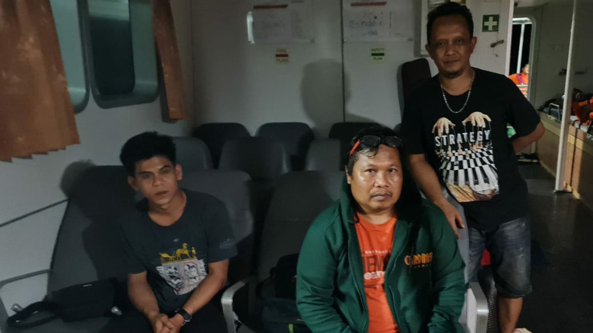 The Evacuation Of 3 Crew Members Of The MV Mehad 2 Ship In The Waters Of Sungailiat Bangka