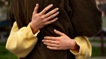 7 Alasan Kenapa Berpelukan Bermanfaat untuk Kesehatan Mental, Nggak Cuma Bikin Hangat di Hati