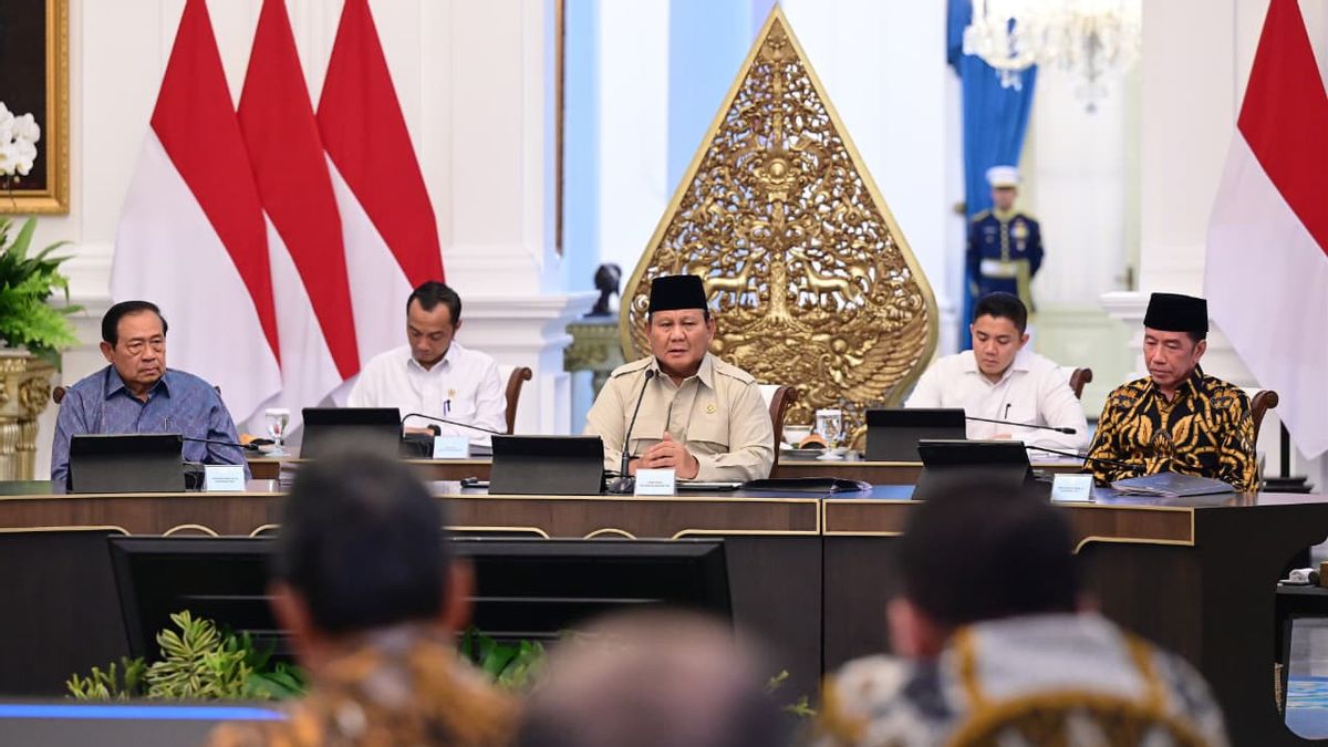 Prabowo Holds National Dinner with Former Presidents and Party Chairmen