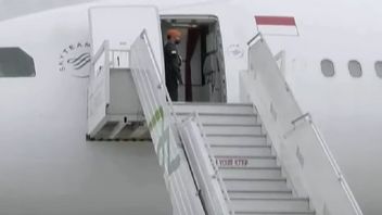 فيلق القوات الخاصة يرافق المواطنين الإندونيسيين من أوكرانيا عندما يهبط جارودا إندونيسيا في مطار سوكارنو هاتا