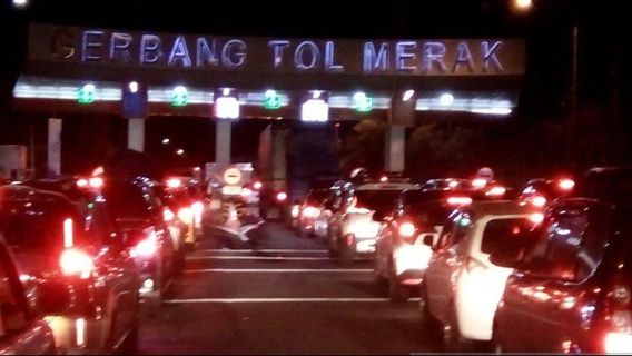 Thursday, April 28, Traffic At The Merak Toll Gate Is Observed Congested