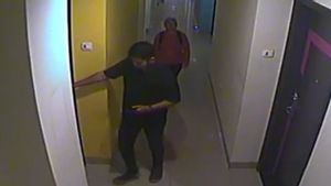 バンドンホテルの一室では、スーツケースに入った女性殺害の容疑者が被害者と不法な関係にあった