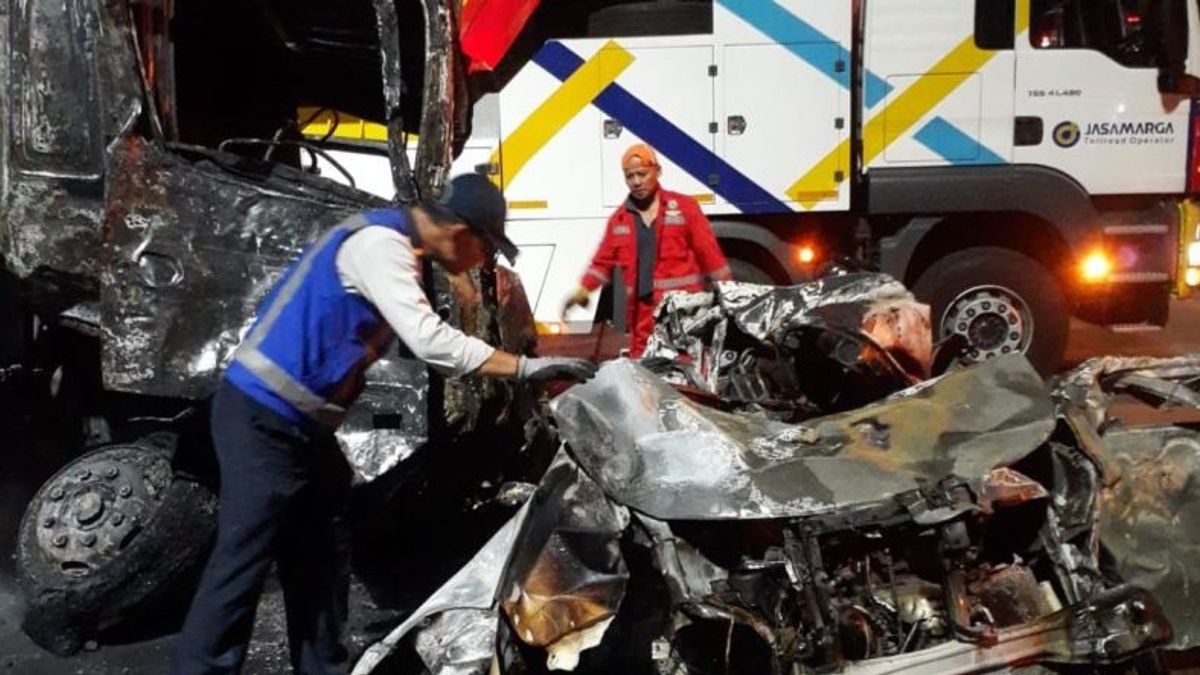 umi, la femme d'origine de Sukabumi, qui pense que le corps non reconnu victime de l'accident de péage de Ciawi est son mari J