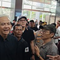 Ganjar Temani Hasto Jalani Sidang Dugaan Suap PAW