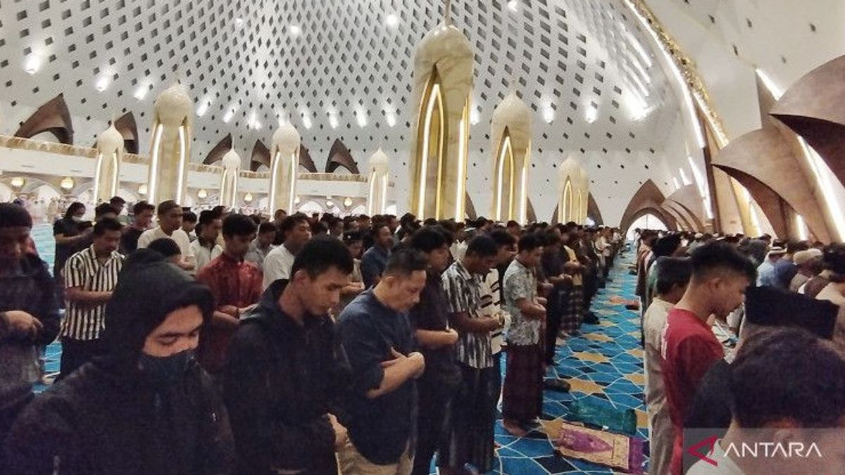Salat Tarawih Pertama di Masjid Raya Al Jabbar Bandung Tak Terlalu Penuh