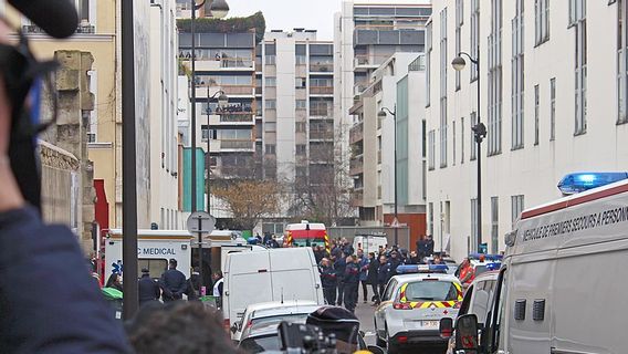 Tersangka Penyerangan Kantor Charlie Hebdo Positif COVID-19, Sidang Ditunda