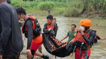 Basarnas Nias在距离翻倒的木筏位置3公里的Nawalo河中发现一名受害者