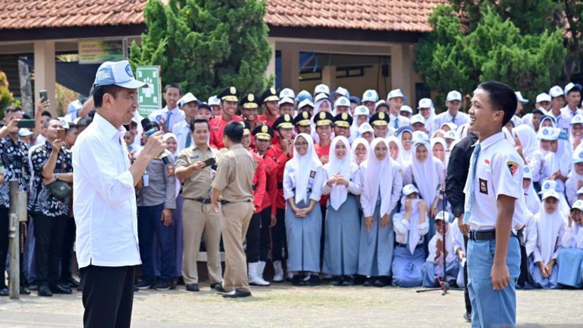 Cerita Berkesan Siswa SMKN 1 Pekalongan Dika Rizki yang Pinjamkan Topi Sekolahnya ke Jokowi karena Cuaca Panas