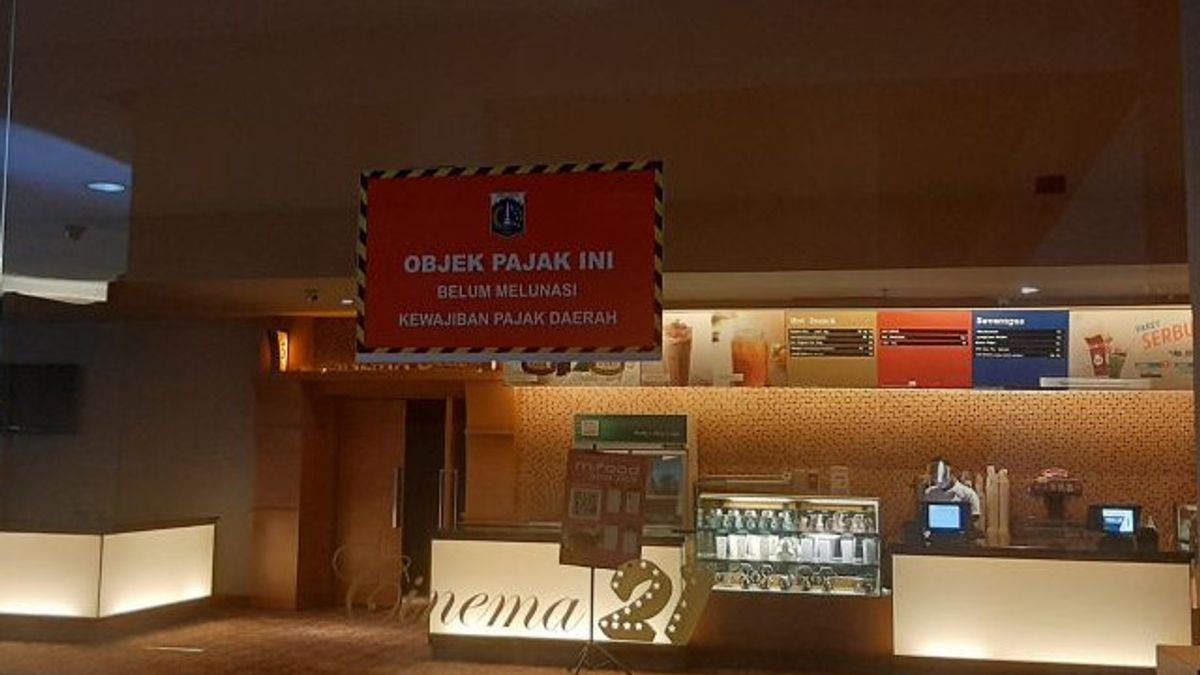 ملصقات الأمم المتحدة غير المدفوعة التوقيع مثبتة بوضوح في مدخل السينما الحادي والعشرين بلوك M Square