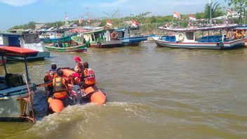 لا يزال فريق البحث والإنقاذ المشترك يبحث عن الكابتن المفقود في مياه جزيرة باموجان ، مدينة سيرانج