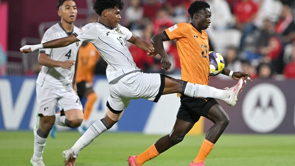 مشجعو المنتخب الوطني الإندونيسي في كأس العالم تحت 17 سنة 2025 للمدربين الزامبيين للإعجاب