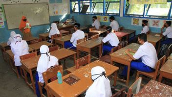 It's Been A Long Time Waiting, Finally 9,715 Acehnese Madrasah Teachers Receive Performance Allowances