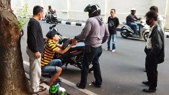 Des Résidents Tendus Voient 4 Grands Hommes S’emparer Des Clés D’un Motocycliste, Confondu Avec Un Agent De Recouvrement, S’avère être Le Trafiquant De Drogue Nangkap TO