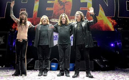 Benar atau Tidak, Video Warga Italia yang Dikarantina Nyanyikan Lagu Black Sabbath Bikin Adem