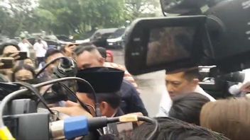 ティト・カルナヴィアンとアグス・アンドリアント・イリットが宮殿での大臣就任式に出席しながら話すとき