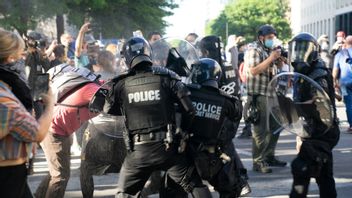 무장 경찰이 UCLA 캠퍼스에서 야영 중인 친팔레스타인 학생들을 급습했고, 텐트는 철거됐다.