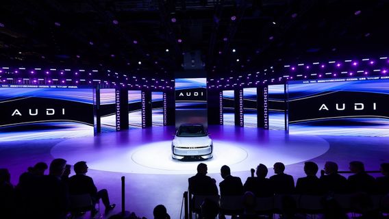 Electric Car Sales Slow, Chinese Battery Makers Asked to Cut Production