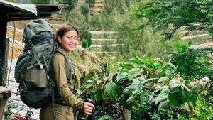 Meski Punya Asma, Intip 7 Potret Keseruan Karin Novilda <i>Hiking</i> ke Gunung Prau