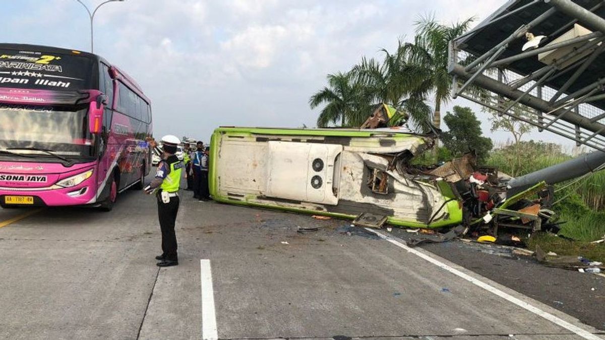 泗水-Mojokerto收费公路上的致命巴士事故受害者在Mojokerto的7家医院接受治疗，司机受重伤
