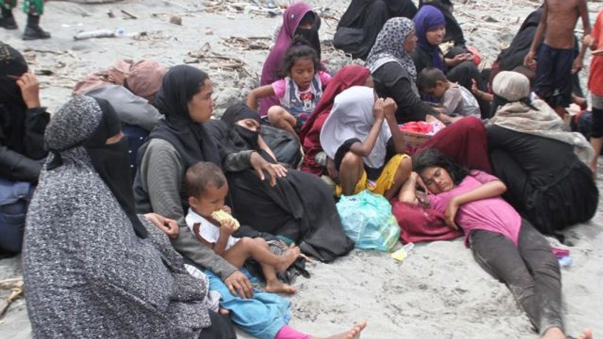 Dozens of Rohingya Immigrant Children Stranded on the Seulimeum Beach Aceh