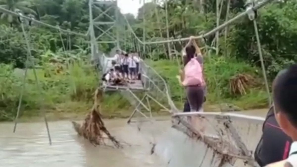 Miris, Viral Pelajar Sekolah Bergelantungan di Tali Jembatan Rusak Parah Saat Seberangi Sungai di Nias Utara