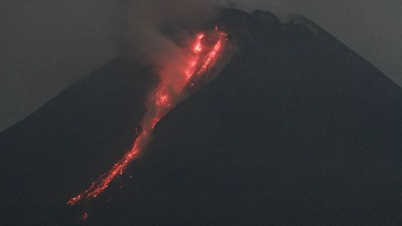 地质局表示，默拉皮山的岩浆供应仍在进行中，小心热云