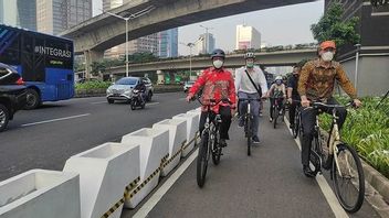 当 Dki 省政府继续公路自行车试验到非收费天桥时， 自行车社区遭到拒绝