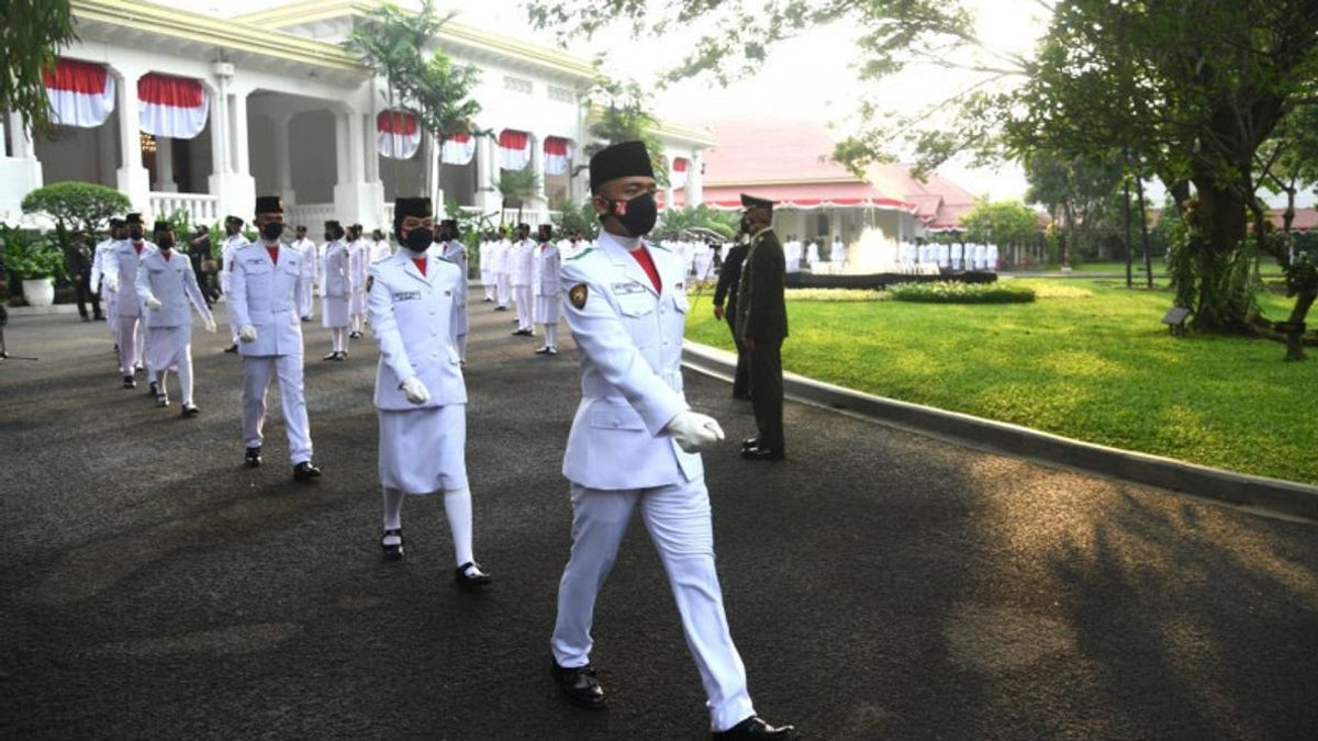 It Is The Turn Of The Growing Indonesian Team To Take Down The Red And White Flag At The Merdeka Palace