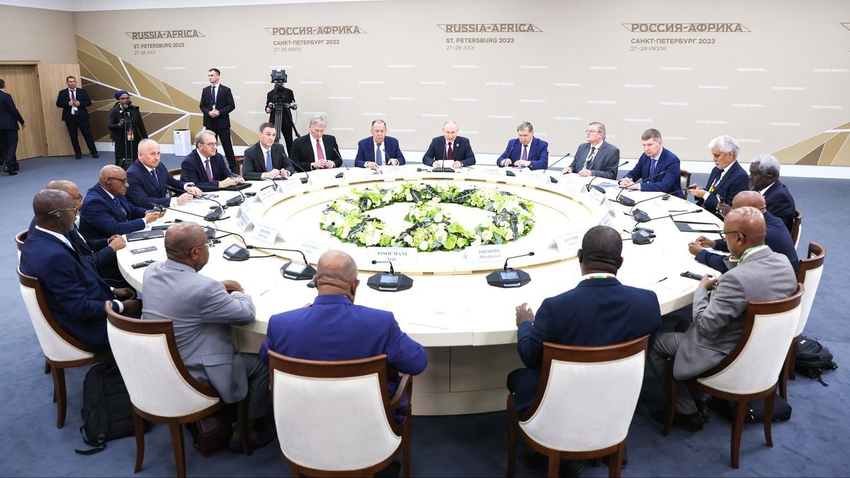 プーチン大統領は、西側の制裁にもかかわらず、アフリカの指導者たちに無料の穀物を約束する