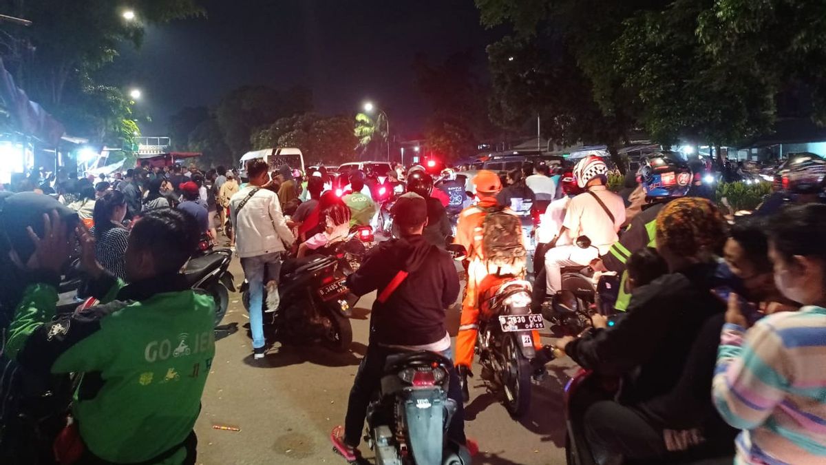 Warga Sekitar Pasar Gembrong Nyalakan Kembang Api Sambut Tahun Baru, Jalanan Macet