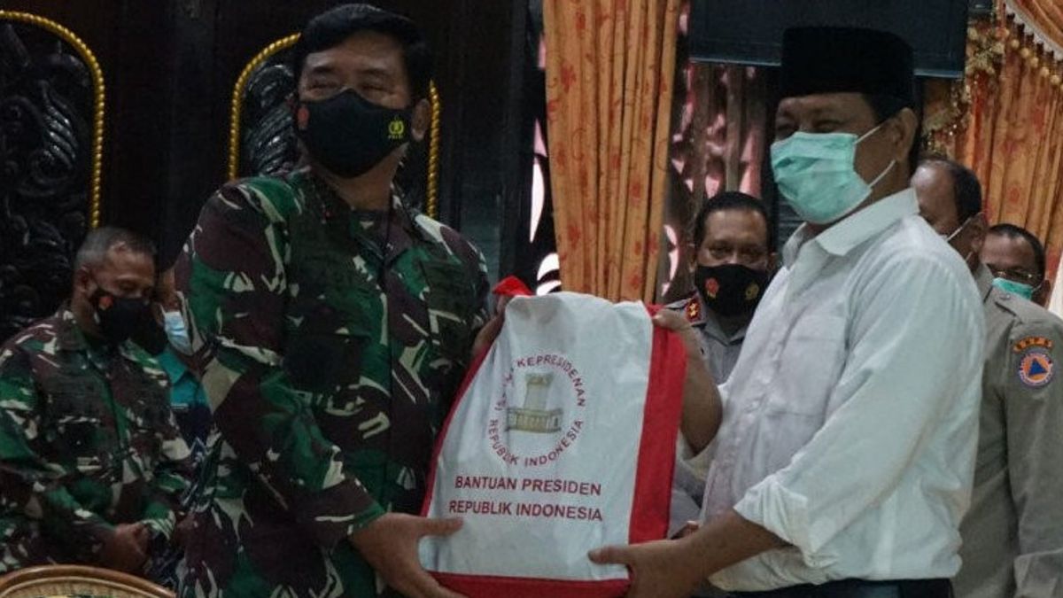 TNI Commander Distributes President Jokowi's Assistance To South Kalimantan Flood Victims