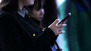 7 pourcent des adolescents japonais sont considérés comme dépendants des médias sociaux, les parents sont invités à donner l'exemple