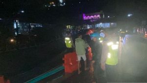 Jembatan Akses Wisata Colo Kudus Longsor, 2 Kendaraan Terseret