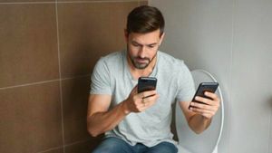 Beware Of The Habit Of Playing Mobile Phones When Defecating Can Trigger Serious Diseases
