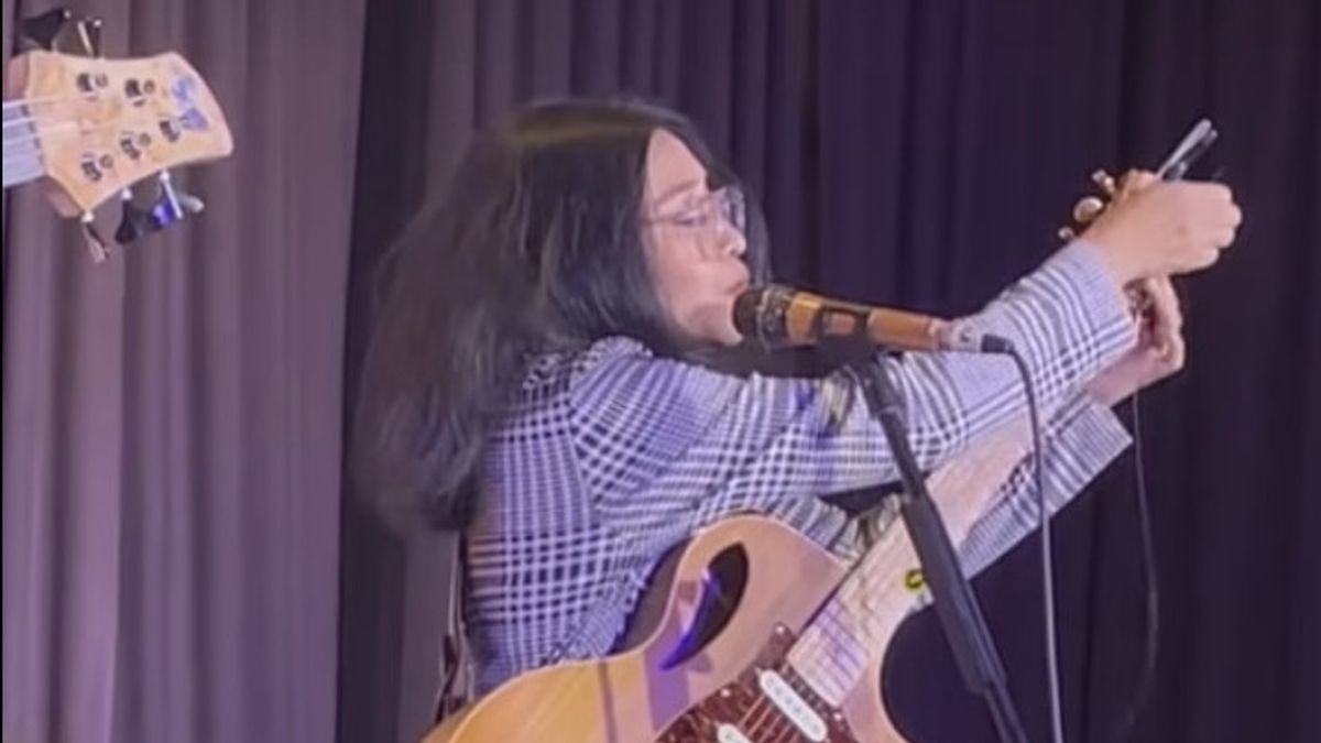 Viral Endah Widiastuti Singing Action While Installing Guitar Senar, Inspired By BB King?