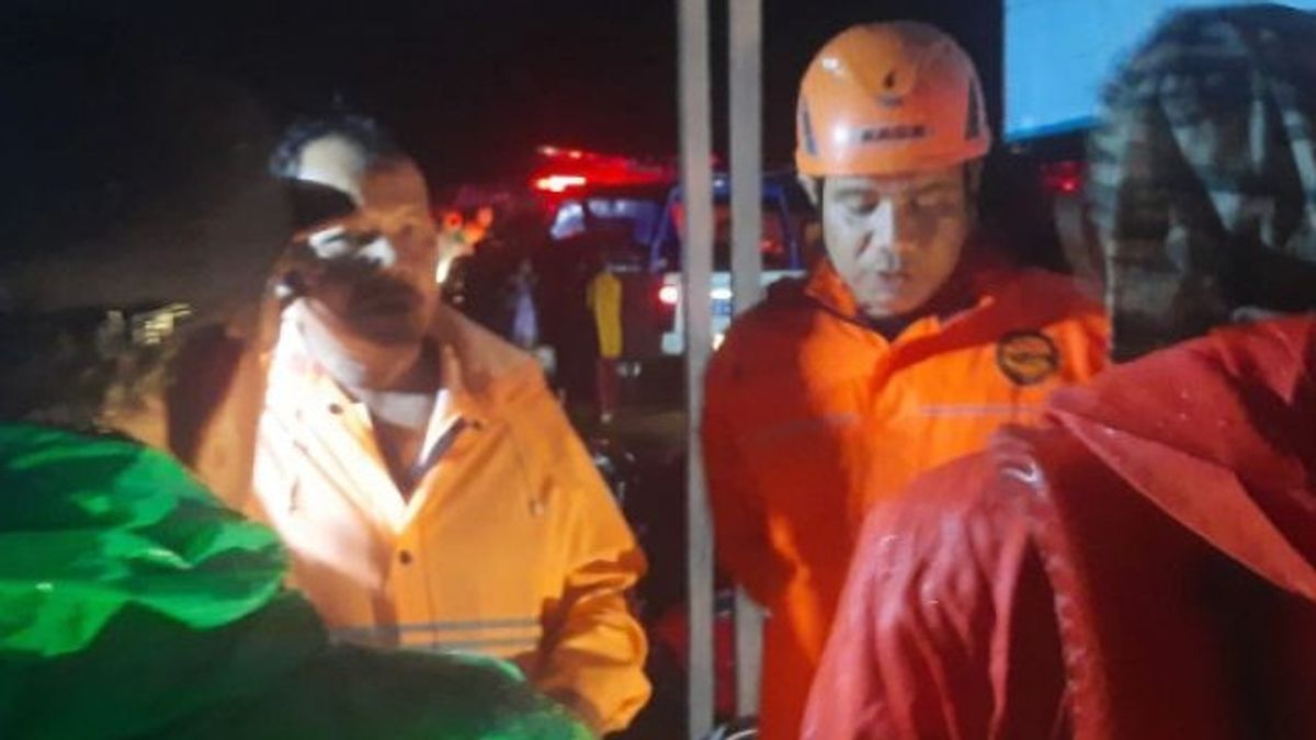 Tengah Malam Tadi, Basarnas Evakuasi 3 Nelayan yang Mesin Kapalnya Mati di Tengah Laut