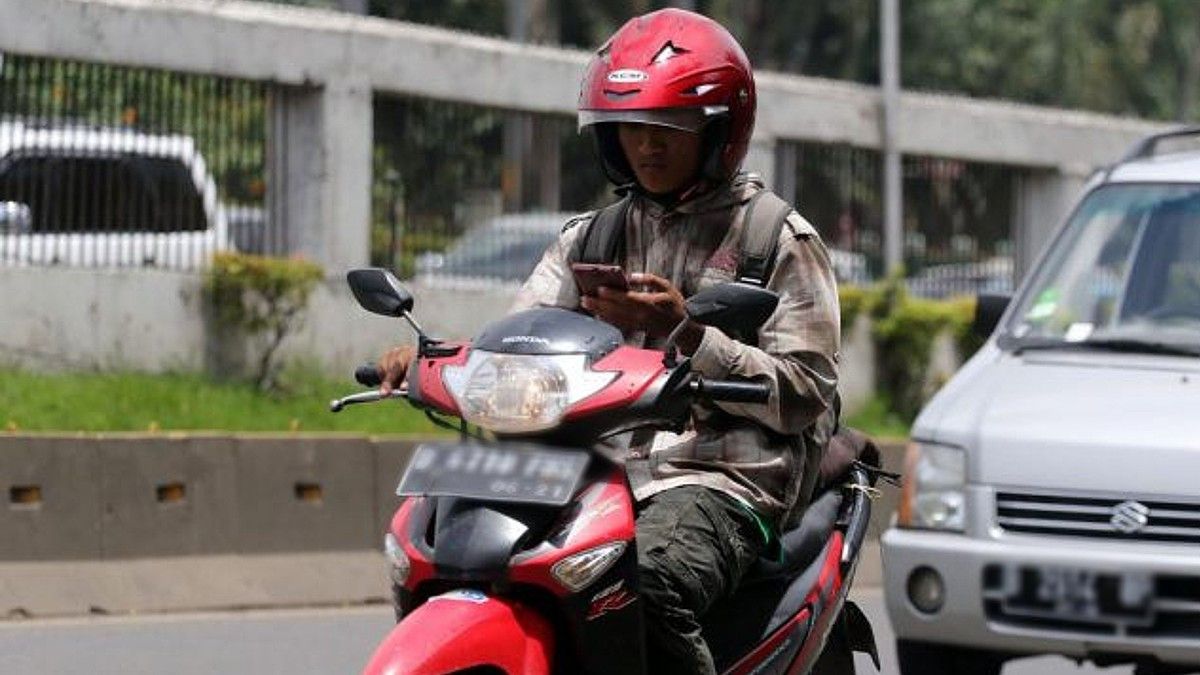 Tekan Angka Kecelakaan, Polisi Perketat Pengemudi Kendaraan Main HP di Kepri