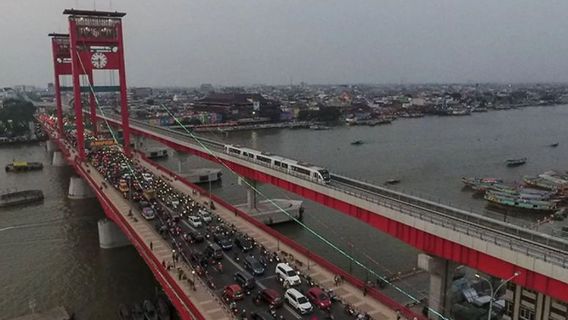 KAI Allows South Sumatra LRT Passengers To Iftar In Carriages During Ramadan