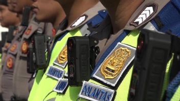 La police de Surabaya mettez un corpscam au personnel de terrain